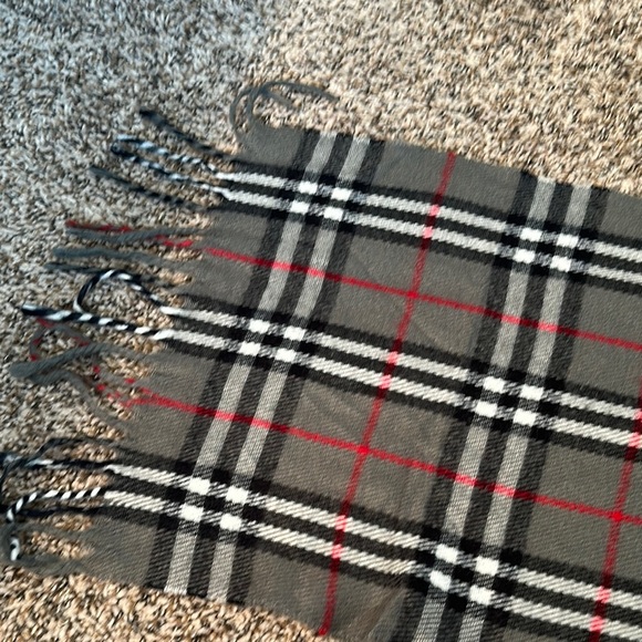 Burberry Gray , Black, and Red Checkered Scarf - Vintage Burberrys. - lambs wool - Picture 9 of 14